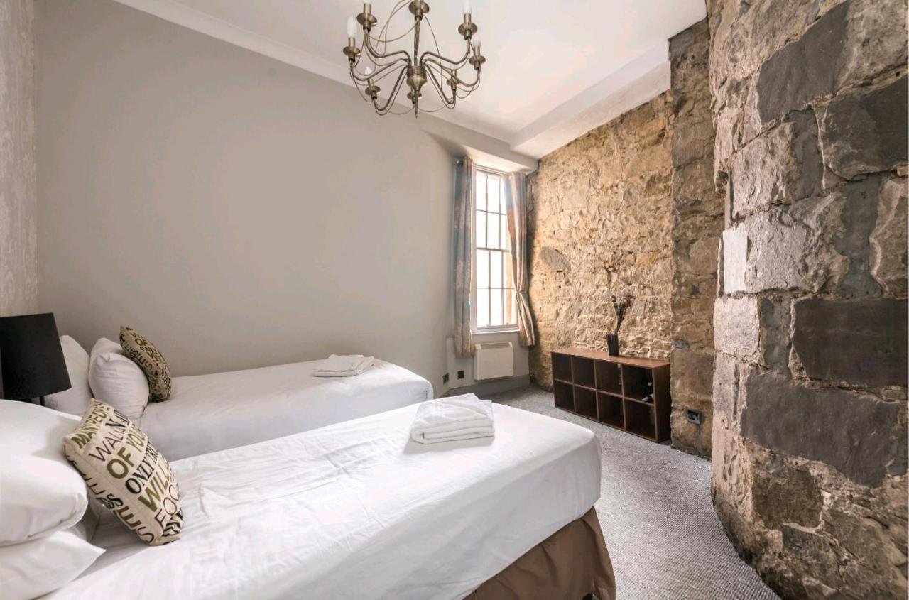 Unique 2 Bedroom Castle Suite Apartment - Near Edinburgh Castle & Royal Mile Bagian luar foto
